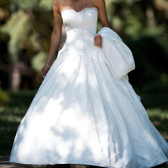 Wedding dress - Picture 1 of 10